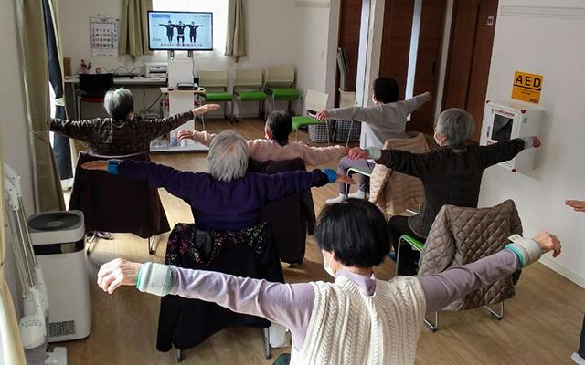 集会所にて運動教室を実施している様子