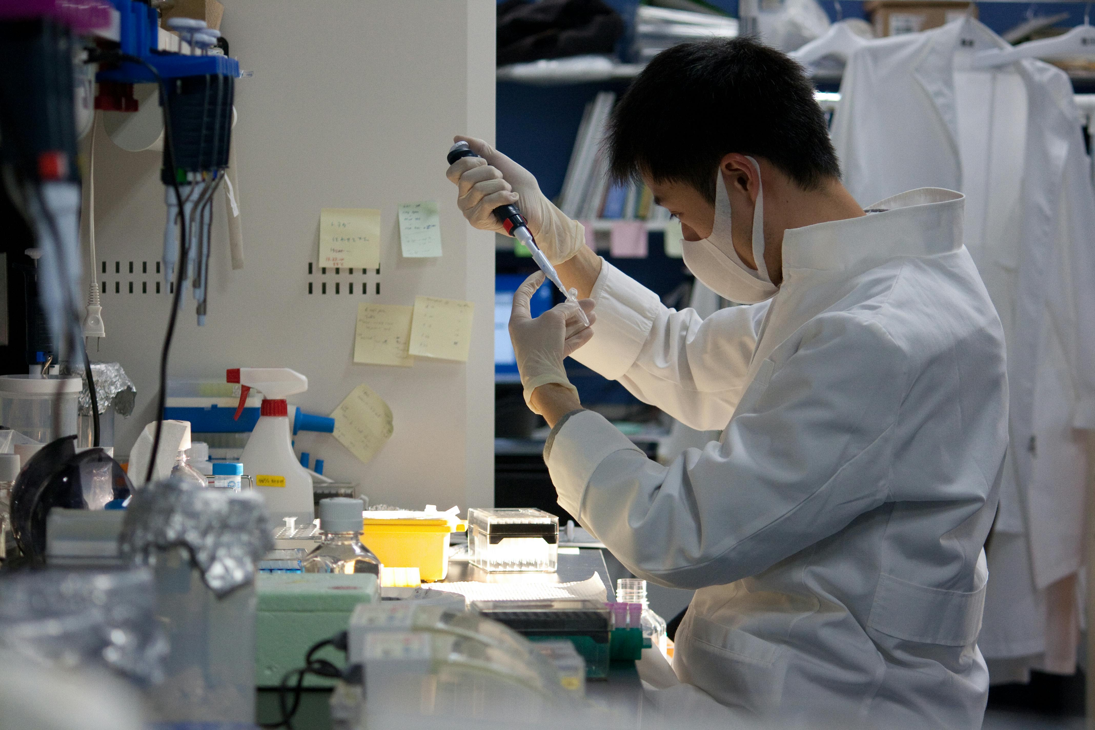 オープンラボで実験を行う様子 ©京都大学iPS細胞研究所